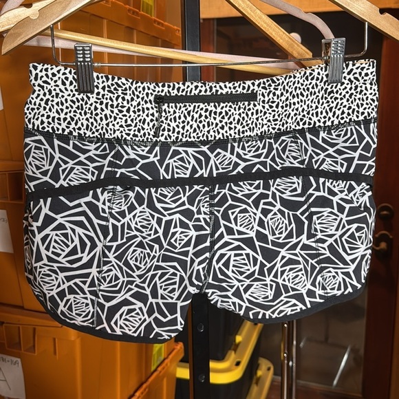 Lululemon Speed Short (2 1/2") Black White Geometric Size 6 - Picture 3 of 8